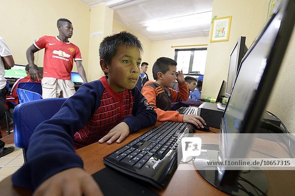Junge an einem Computer im Informatik-Unterricht  Sozialprojekt  Bogota  Kolumbien  Südamerika