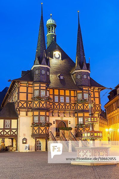 Marktplatz und Rathaus in der Abenddämmerung  Wernigerode  Harz  Sachsen-Anhalt  Deutschland  Europa