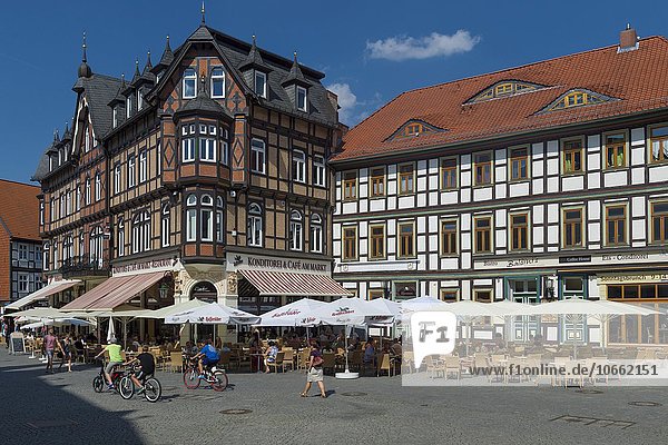 Fachwerkhäuser und Cafés  Marktplatz  Wernigerode  Harz  Sachsen-Anhalt  Deutschland  Europa