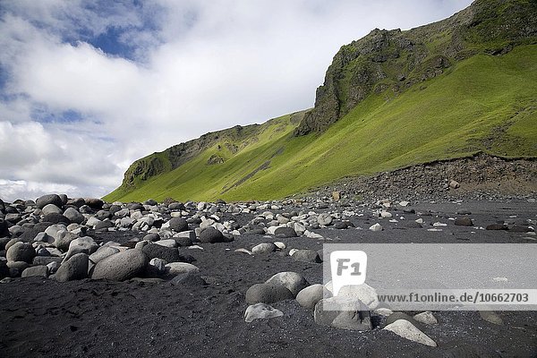 Lavastrand mit Sand und Steinen  Kap Dyrholaey  Suðurland  Island  Europa