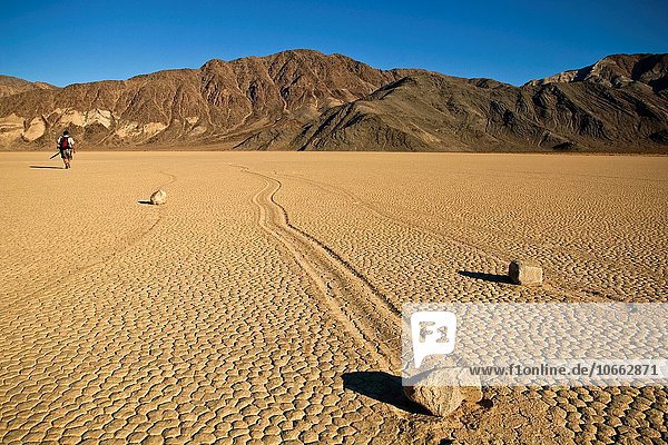 Geheimnis Bewegung flach Tartanbahn Death Valley Nationalpark Kalifornien getrocknet links Schlamm