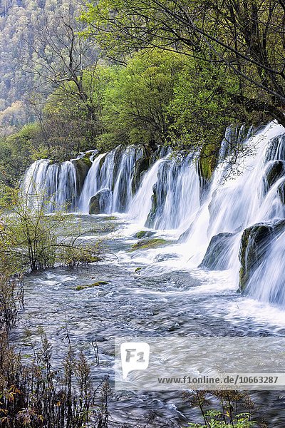 Wasserfälle am Pfeilbambussee  Jiuzhaigou-Nationalpark  Provinz Sichuan  China  Asien