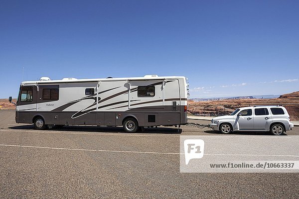 Großes Wohnmobil  Campingmobil  Camper mit angehängtem Auto  Lake Powell  Page  Arizona  USA  Nordamerika