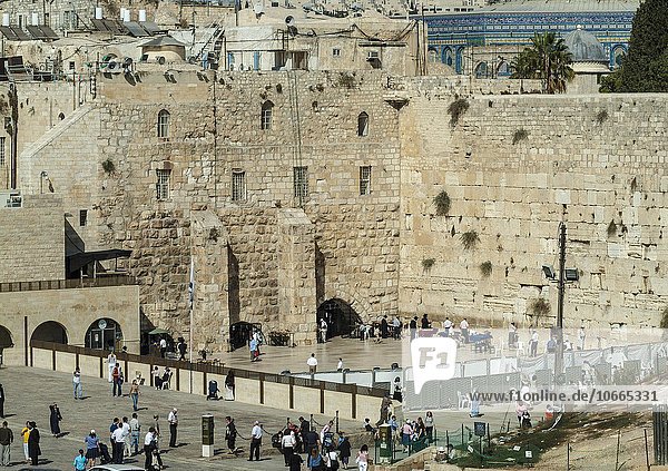 Menschen an der Klagemauer am Tempelberg  jüdisches Viertel der Altstadt  Jerusalem  Israel  Asien