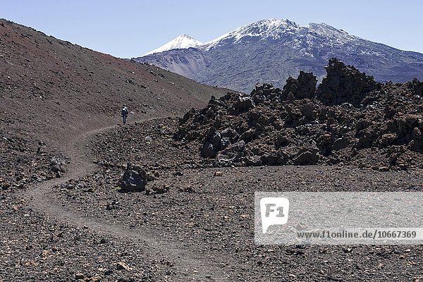 Wanderin in Vulkanlandschaft  hinten der schneebedeckte Pico del Teide und Pico Viejo  Teide-Nationalpark  UNESCO Weltnaturerbe  Teneriffa  Kanarische Inseln  Spanien  Europa