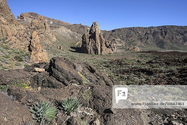 Die Roques de Garcia Vulkanlandschaft hinten der Felsen La Catedral und die Hochebene Llano de Uruanca Teide-Nationalpark UNESCO Weltnaturerbe Teneriffa Spanien Europa