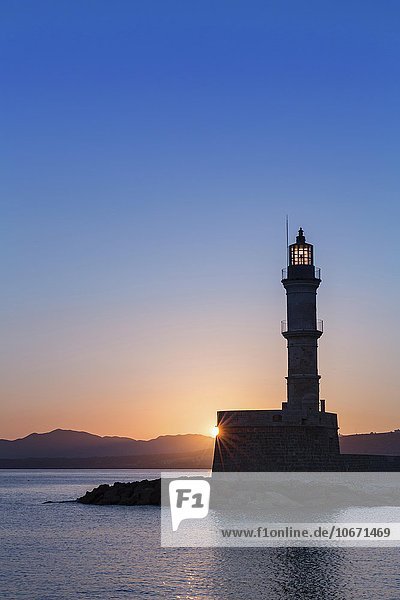 Chania Leuchtturm bei Sonnenaufgang  Hafen  Chania  Kreta  Griechenland  Europa