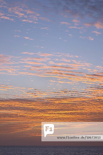 Wolken über Meer im Abendlicht  Sonnenuntergang  La Gomera  Kanarische Inseln  Kanaren  Spanien  Europa