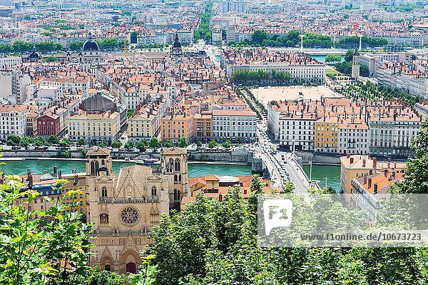 Frankreich über Hügel Großstadt Kathedrale Ansicht Lyon Rhone