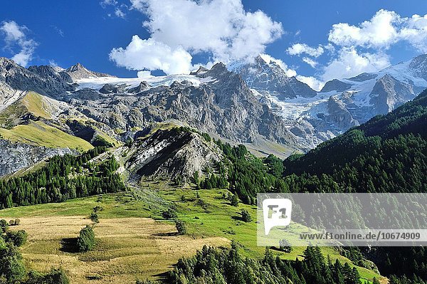 Landschaftlich schön landschaftlich reizvoll Frankreich Berg Hügel grün Schneedecke Dorf Französische Alpen