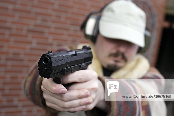 Schütze mit einer Walther P99 im Anschlag  Deutschland  Europa