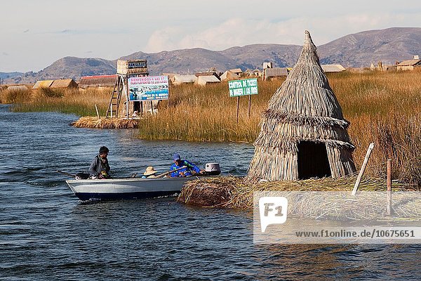 nahe Mensch Menschen Boot Insel Isla Flotantes Titicacasee Puno Peru Südamerika