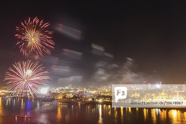 Feuerwerk über Tonle Sap und Mekong  Stadtansicht  Phnom Penh  Kambodscha  Asien