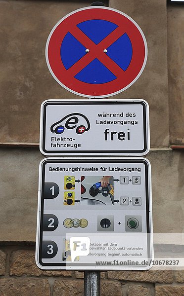 Verkehrsschilder  Halteverbot an einer Stromtankstelle für Elektroautos mit Bedienungsanleitung für die Zapfstelle  Meißen  Sachsen  Deutschland  Europa