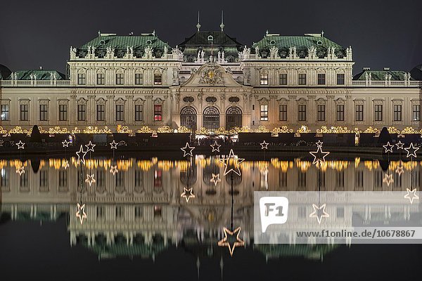 Schloss Belvedere mit Weihnachtsbeleuchtung in der Nacht  Wien  Österreich  Europa