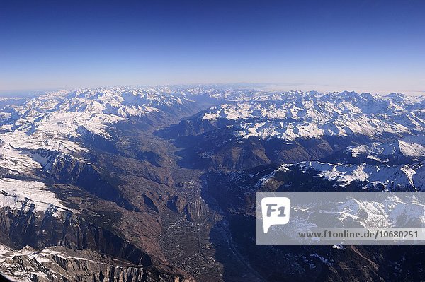 Schweizer Alpen mit Schnee mit dem Rhonetal  Kanton Wallis  Schweiz  Europa