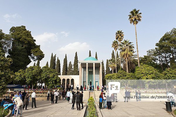 Viele Iraner  Saadi-Mausoleum  Grabmal des persischen Dichters Saadi  Schiras  Provinz Fars  Iran