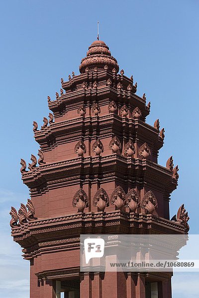 Fünfköpfige Nagas am Unabhängigkeits-Denkmal  Phnom Penh  Kambodscha  Asien