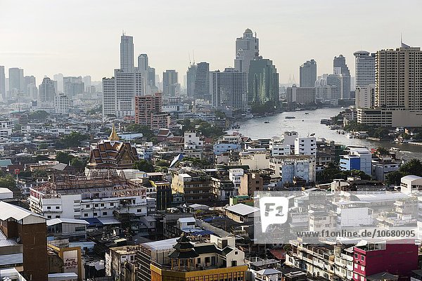 Skyline  Stadtansicht  Hochhäuser des Finanzviertel Bang Rak  Silom District  Chao Phraya Fluss  Panorama-Blick vom Grand China Hotel  Chinatown  Bangkok  Thailand  Asien