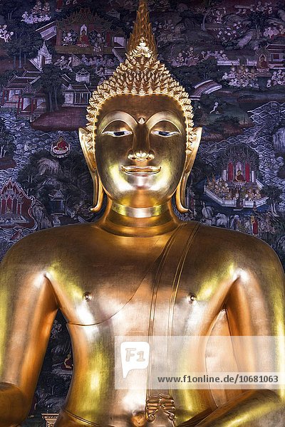 Phra Si Sakyamuni Buddha in der Wihan Luang Halle  Wat Suthat Tempel  Giant Swing  Bezirk Phra Nakhon  Bangkok  Thailand  Asien