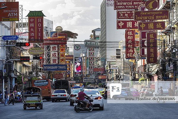 Yaowarat Road in Chinatown  Menschen und Autos  Geschäftsstraße mit vielen Werbetafeln  Leuchtreklame  Bangkok  Thailand  Asien