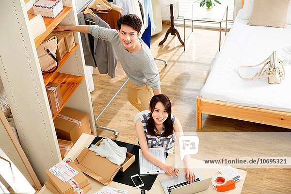 junge Frau junge Frauen Mann Design jung Studioaufnahme
