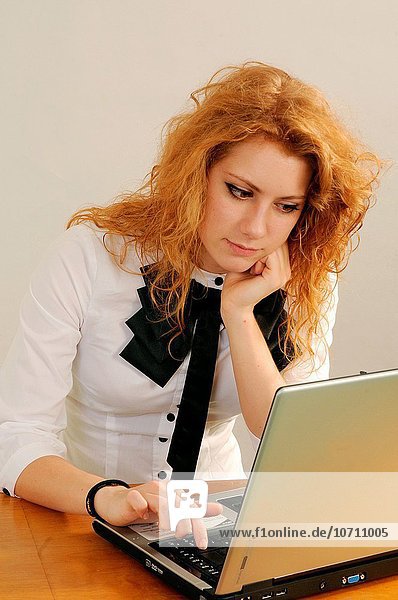 junge Frau junge Frauen Computer arbeiten