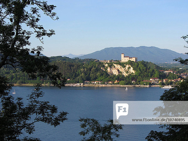 Italien  Lombardei  Lago Maggiore  Schloss Angera