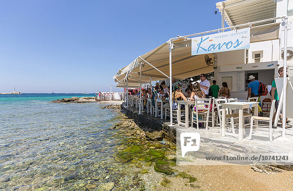 Griechenland. Kykladen-Inseln. Mykonos Stadt  Restaurant am Strand