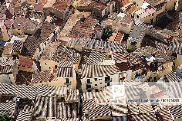 Ausblick vom Rocca di Cefalù auf die Dächer der Altstadt  Cefalù  Provinz Palermo  Sizilien  Italien  Europa