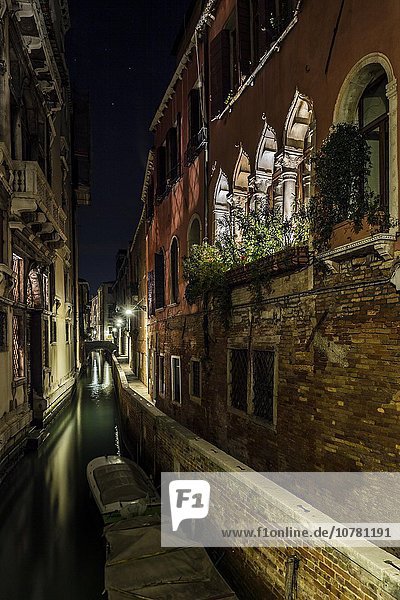 Enger Kanal mit Brücke  Nachtaufnahme  Venedig  Venetien  Italien  Europa