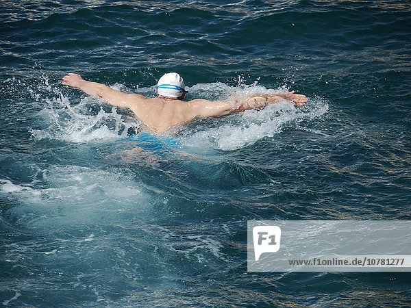 Schwimmer im Meer  Schmetterlingsstil  Teneriffa  Spanien  Europa