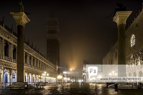 Dogenpalast und Campanile bei Nacht und Nebel  Venedig  Venetien  Italien  Europa