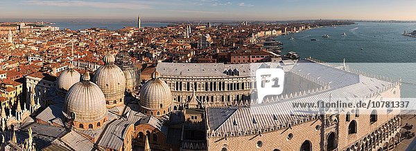 Ausblick auf Altstadt  vorne Markusdom und Dogenpalast  Venedig  Venetien  Italien  Europa