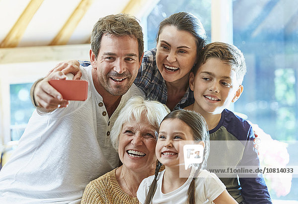 Mehrgenerationen-Familie mit Selfie