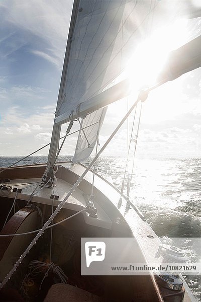 Yacht auf dem Meer im Sonnenlicht