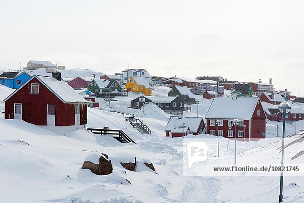Schneebedeckte traditionelle Häuser in Ilulissat  Grönland