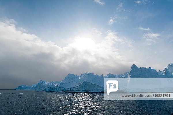 Sonnenlicht und Eisberge am Ilulissat-Eisfjord  Disko-Bucht  Grönland