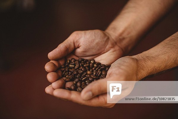 Mann mit Kaffeebohnen  Nahaufnahme