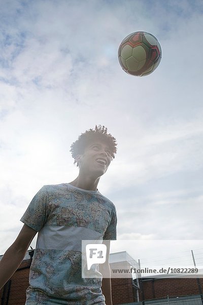 Junger Mann  der Fussballfähigkeiten trainiert
