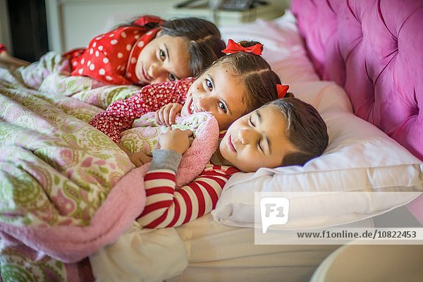 Bildnis eines Jungen und zweier Schwestern im Bett liegend