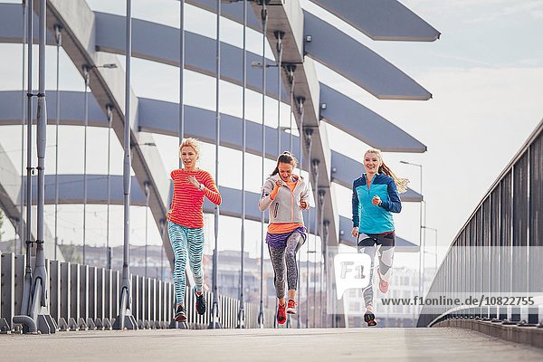Drei Läuferinnen auf der Stadtbrücke