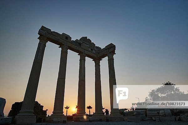 Silhouettierter Apollo-Tempel bei Sonnenuntergang,  Antalya,  Türkei