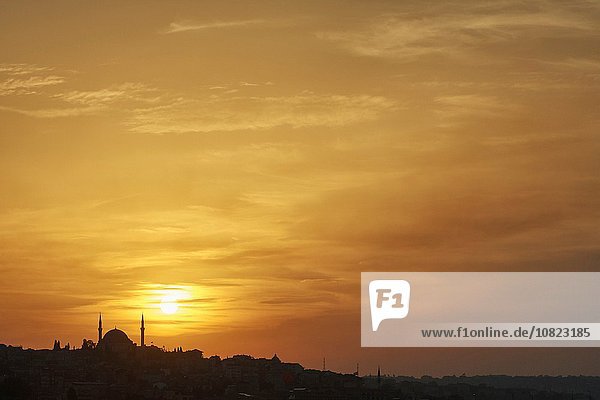 Sultan Ahmed Moschee Silhouette gegen goldenen Sonnenuntergang  Istanbul  Türkei