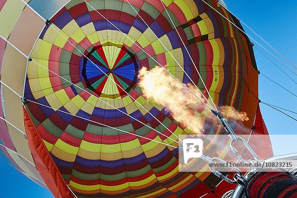 Tiefblick auf Heißluftballon und blauen Himmel  Kappadokien  Anatolien  Türkei