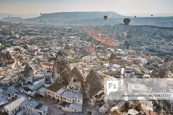 Hochansicht von Heißluftballons über Felsformationen und Behausungen  Kappadokien  Anatolien  Türkei