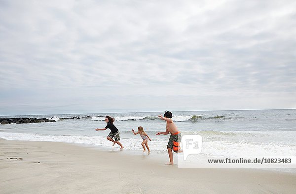 Kinder laufen am Strand  Holgate  New Jersey  USA