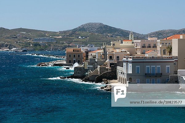 Erhöhter Blick auf Meer und Ermoupoli  Syros  Kykladen  Ägäis  Griechenland