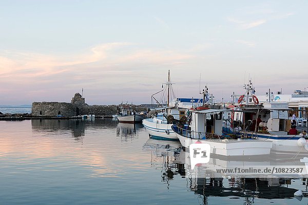 Fischerboote im Hafen bei Sonnenuntergang  Naousa  Paros  Kykladen  Ägäisches Meer  Griechenland