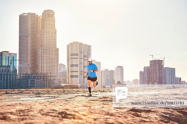Mittlerer Erwachsener Mann auf Sand bei Wolkenkratzern  Dubai  Vereinigte Arabische Emirate